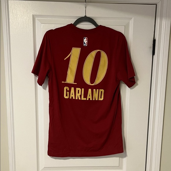 Nike Basketball Short-Sleeve Burgundy  Garland Tee - Picture 3 of 4